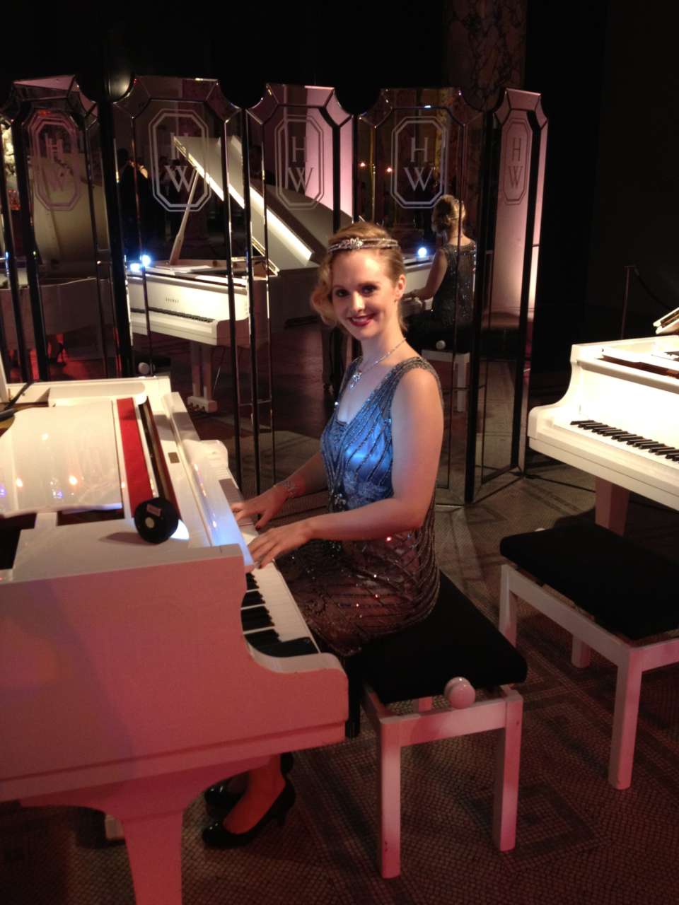 Amelia James Singer Pianist in London For Hire 3